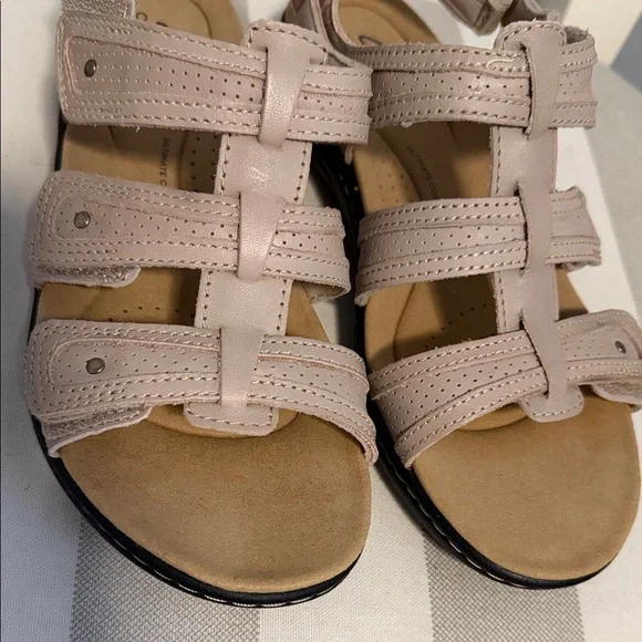 Clarks collection Women's Beige Strappy Sandals with Velcro - size 8 - Picture 3 of 10